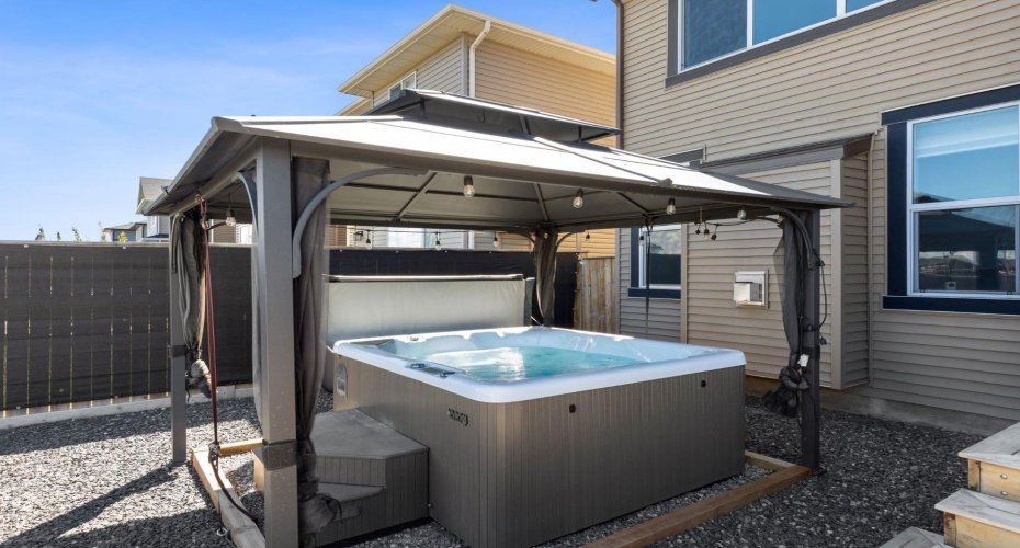 Hot Tub + Pergola Included