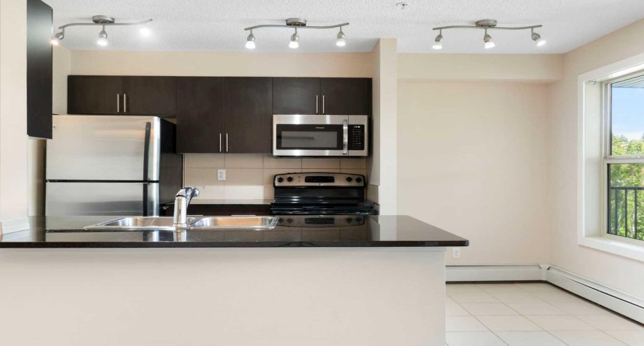Kitchen w/Breakfast Bar & Dinette or Storage Space
