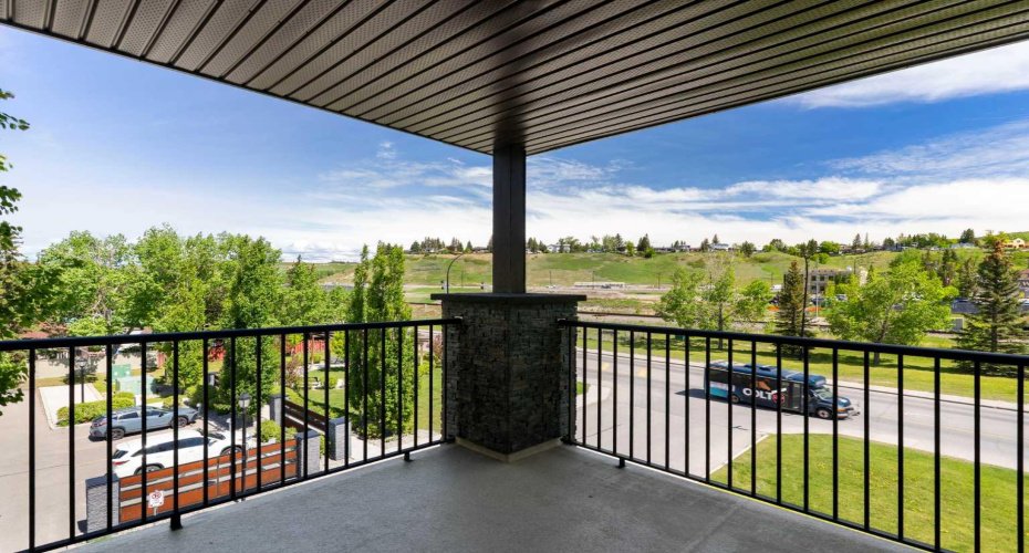Large NW Corner Balcony