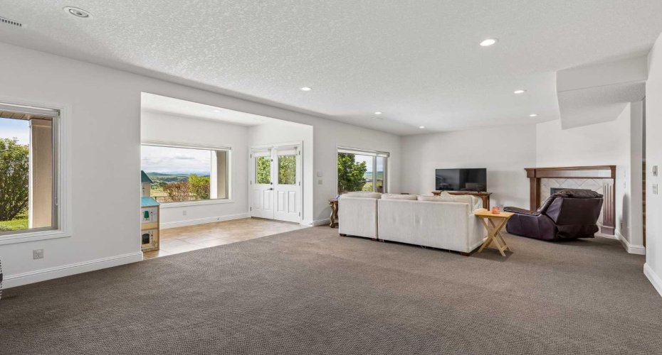 Basement recreation room