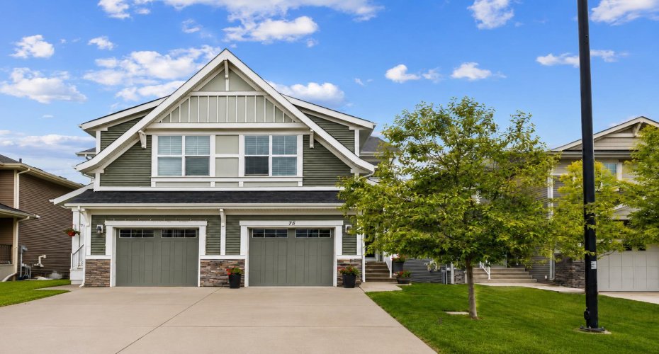 Arrive home to the welcoming charm of Sunset Ridge, one of Cochrane’s most sought-after communities. With attractive curb appeal, a DOUBLE ATTACHED GARAGE, and a family-friendly streetscape, this home offers the perfect setting for everyday living and lasting memories.