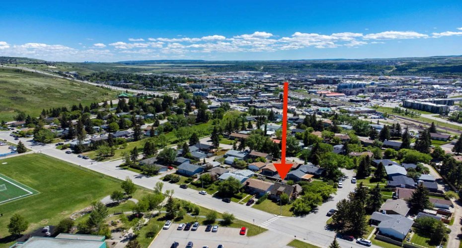 2 Crocus Crescent, Cochrane, Alberta T4C1E2, 3 Bedrooms Bedrooms, ,2 BathroomsBathrooms,Residential,For Sale,Crocus,A2319600