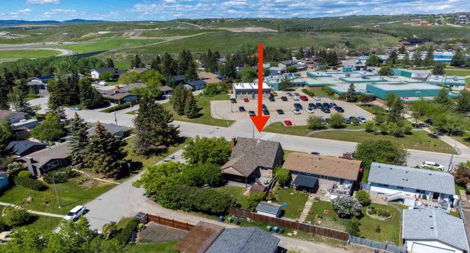 2 Crocus Crescent, Cochrane, Alberta T4C1E2, 3 Bedrooms Bedrooms, ,2 BathroomsBathrooms,Residential,For Sale,Crocus,A2319600