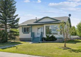 121 Quigley Drive, Cochrane, Alberta T4C1R1, 3 Bedrooms Bedrooms, ,3 BathroomsBathrooms,Residential,For Sale,Quigley,A2317758