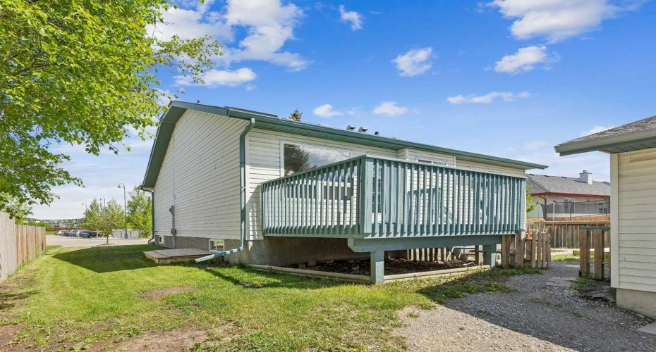 121 Quigley Drive, Cochrane, Alberta T4C1R1, 3 Bedroom Bedrooms, 0 ,3 BathroomBathrooms,Residential,For Sale,Quigley,0,A2317758