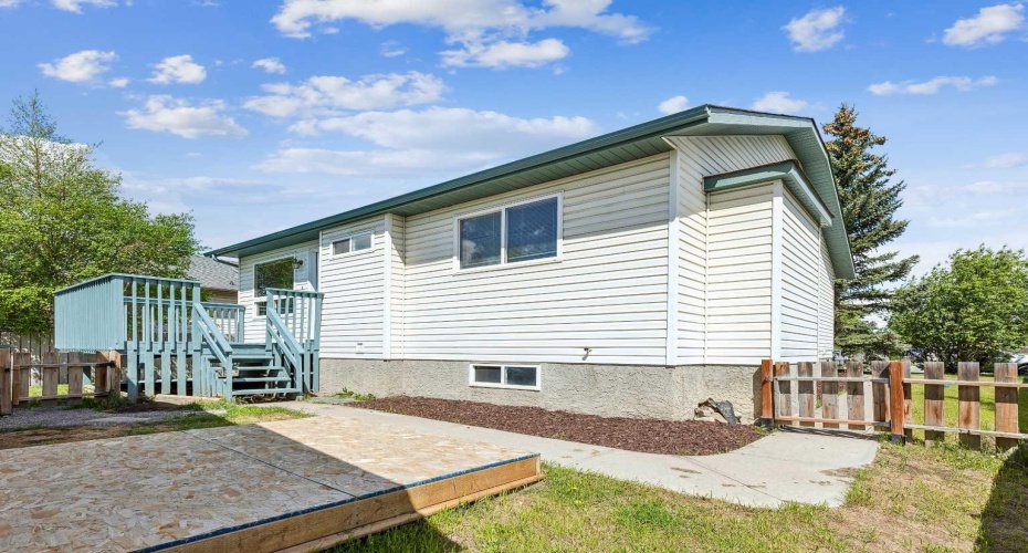 121 Quigley Drive, Cochrane, Alberta T4C1R1, 3 Bedroom Bedrooms, 0 ,3 BathroomBathrooms,Residential,For Sale,Quigley,0,A2317758