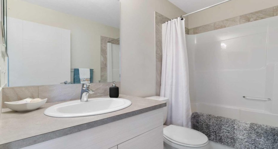 Main upper 4-piece bath