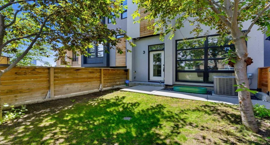 Private Front Yard - perfect for pets and kids.
