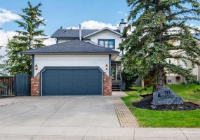 70 West Mackay Crescent, Cochrane, Alberta T4C 1J7, 3 Bedrooms Bedrooms, ,4 BathroomsBathrooms,Residential,For Sale,West Mackay,A2320551