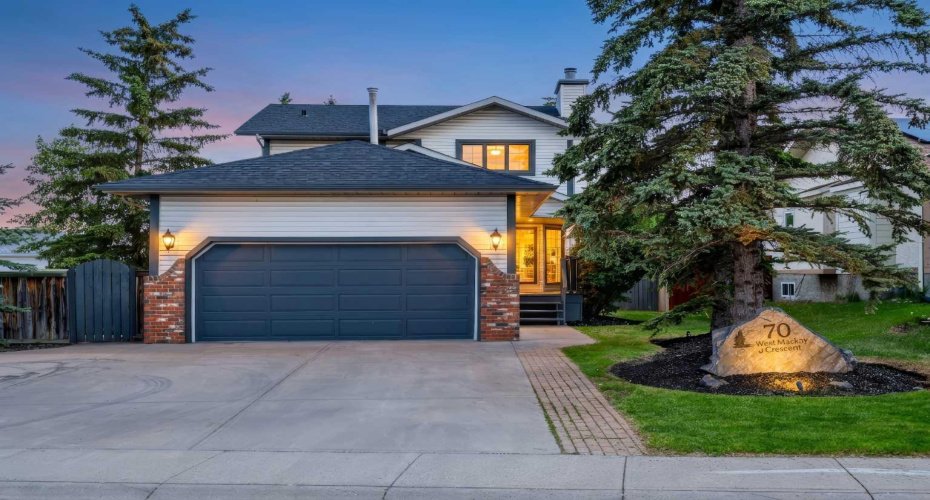 70 West Mackay Crescent, Cochrane, Alberta T4C 1J7, 3 Bedrooms Bedrooms, ,4 BathroomsBathrooms,Residential,For Sale,West Mackay,A2320551