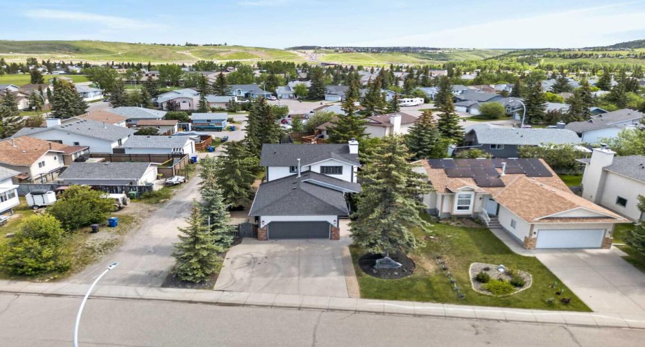 70 West Mackay Crescent, Cochrane, Alberta T4C 1J7, 3 Bedrooms Bedrooms, ,4 BathroomsBathrooms,Residential,For Sale,West Mackay,A2320551
