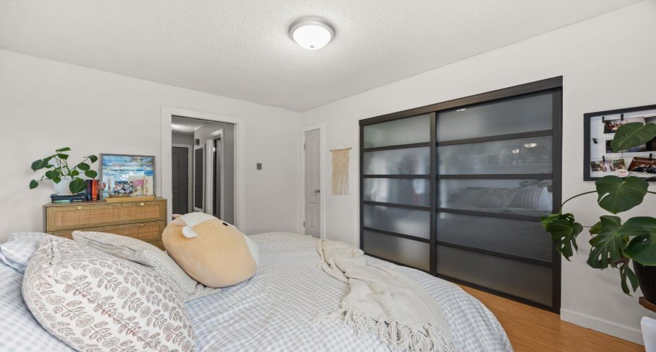 Spacious bedroom with room for larger furnishings and a bright, airy atmosphere.