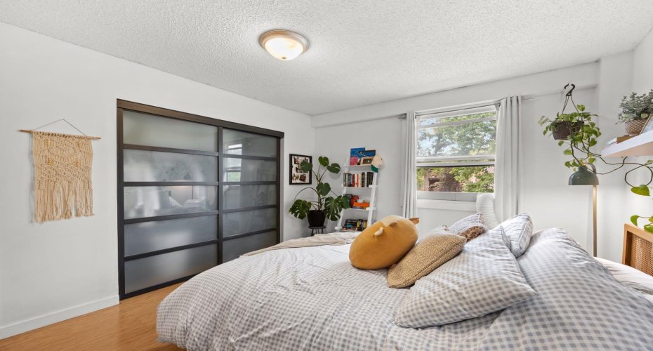 Spacious bedroom with room for larger furnishings and a bright, airy atmosphere.