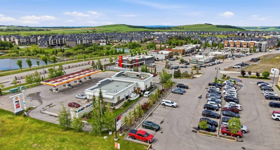 Shopping center close by