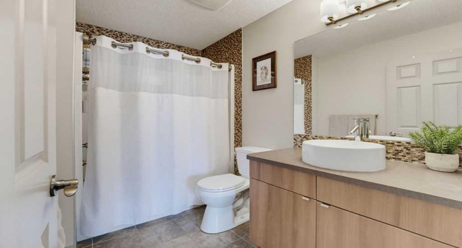 4-Piece Ensuite Bathroom- Upper floor.