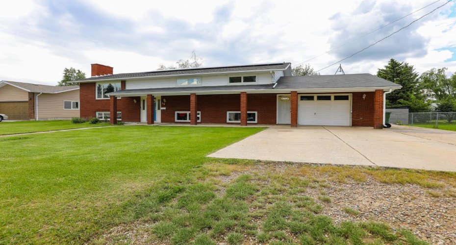 58 N 1A Street, Magrath, Alberta T0K 1J0, 5 Bedrooms Bedrooms, ,3 BathroomsBathrooms,Residential,For Sale,1A,A2322685