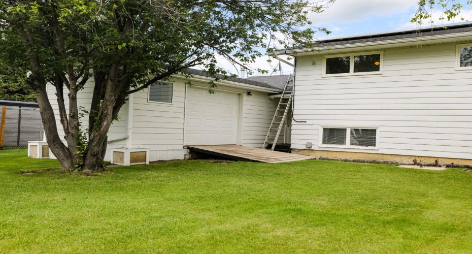 58 N 1A Street, Magrath, Alberta T0K 1J0, 5 Bedrooms Bedrooms, ,3 BathroomsBathrooms,Residential,For Sale,1A,A2322685