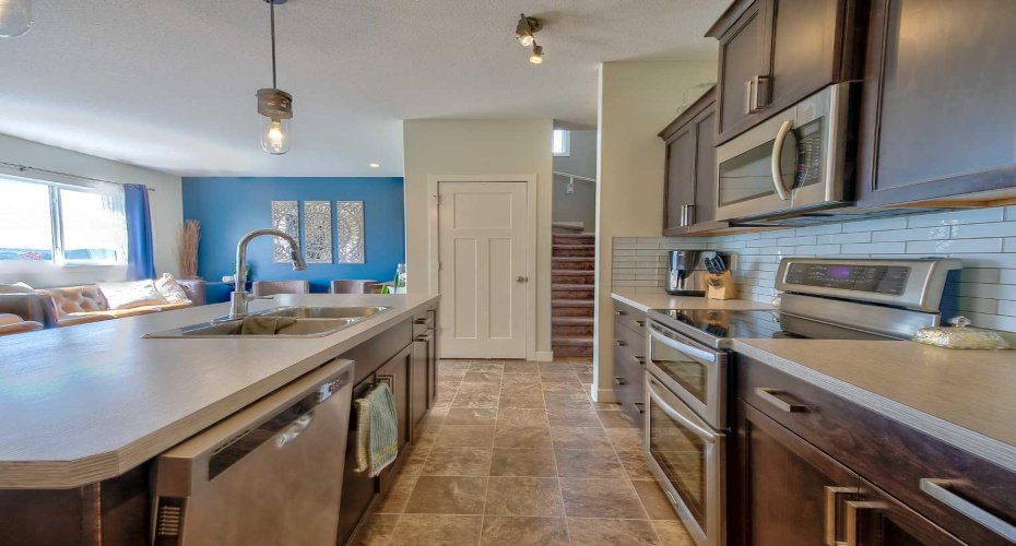 611 Robinson Avenue, Penhold, Alberta T0M 1R0, 3 Bedrooms Bedrooms, ,3 BathroomsBathrooms,Residential,For Sale,Robinson,A2322730
