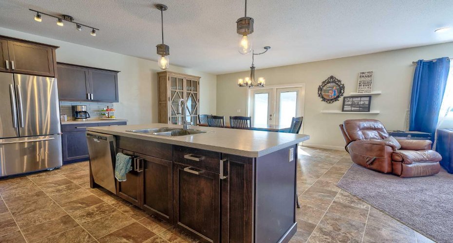 611 Robinson Avenue, Penhold, Alberta T0M 1R0, 3 Bedrooms Bedrooms, ,3 BathroomsBathrooms,Residential,For Sale,Robinson,A2322730