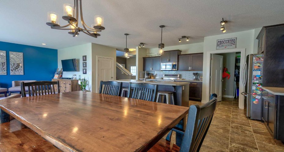 611 Robinson Avenue, Penhold, Alberta T0M 1R0, 3 Bedrooms Bedrooms, ,3 BathroomsBathrooms,Residential,For Sale,Robinson,A2322730