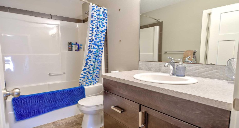 611 Robinson Avenue, Penhold, Alberta T0M 1R0, 3 Bedrooms Bedrooms, ,3 BathroomsBathrooms,Residential,For Sale,Robinson,A2322730