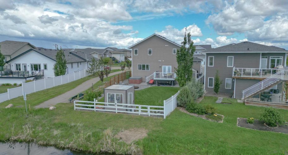 611 Robinson Avenue, Penhold, Alberta T0M 1R0, 3 Bedrooms Bedrooms, ,3 BathroomsBathrooms,Residential,For Sale,Robinson,A2322730