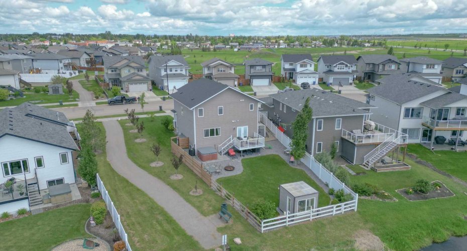 611 Robinson Avenue, Penhold, Alberta T0M 1R0, 3 Bedrooms Bedrooms, ,3 BathroomsBathrooms,Residential,For Sale,Robinson,A2322730