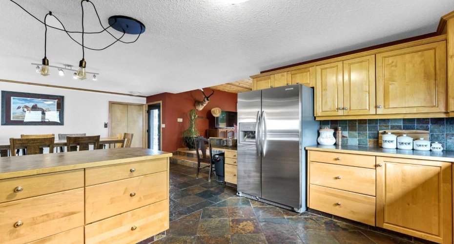 1174 16 Street, Medicine Hat, Alberta T1C1P9, 5 Bedrooms Bedrooms, ,3 BathroomsBathrooms,Residential,For Sale,16,A2323117