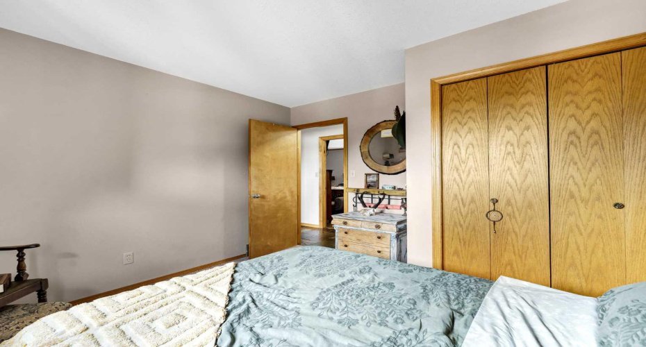 1174 16 Street, Medicine Hat, Alberta T1C1P9, 5 Bedrooms Bedrooms, ,3 BathroomsBathrooms,Residential,For Sale,16,A2323117