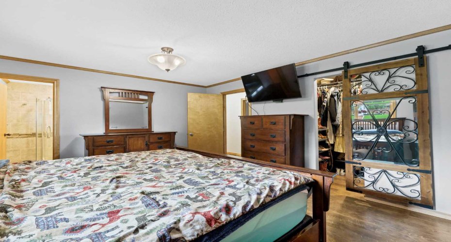 1174 16 Street, Medicine Hat, Alberta T1C1P9, 5 Bedrooms Bedrooms, ,3 BathroomsBathrooms,Residential,For Sale,16,A2323117