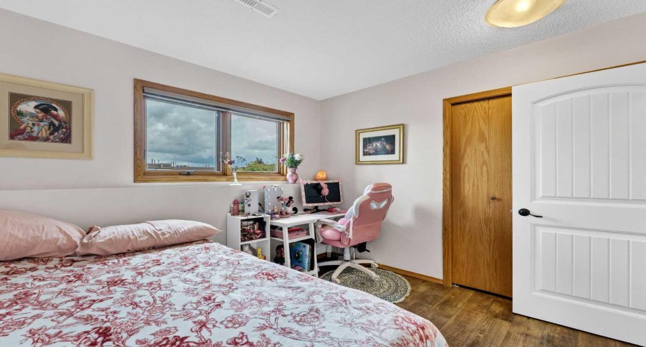 1174 16 Street, Medicine Hat, Alberta T1C1P9, 5 Bedrooms Bedrooms, ,3 BathroomsBathrooms,Residential,For Sale,16,A2323117