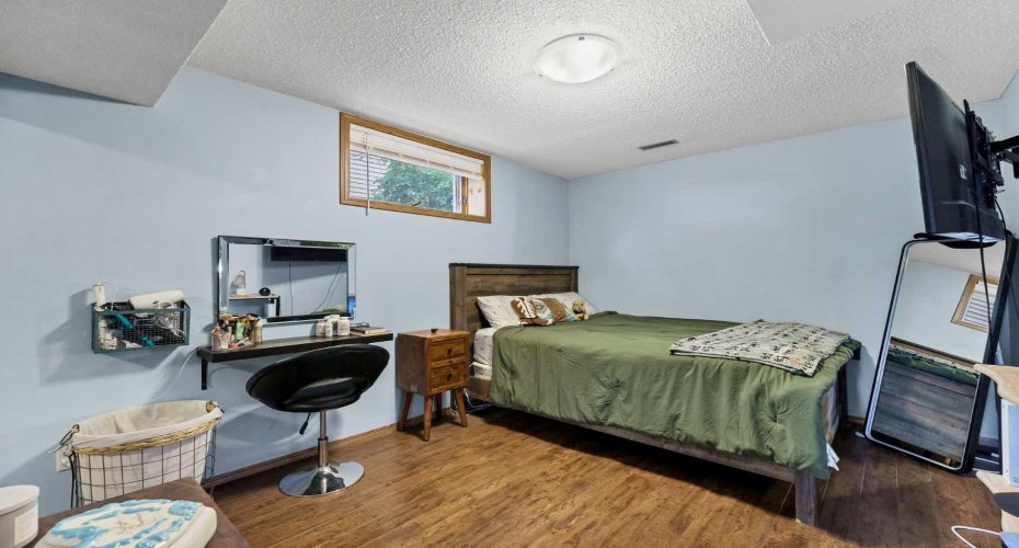 1174 16 Street, Medicine Hat, Alberta T1C1P9, 5 Bedrooms Bedrooms, ,3 BathroomsBathrooms,Residential,For Sale,16,A2323117