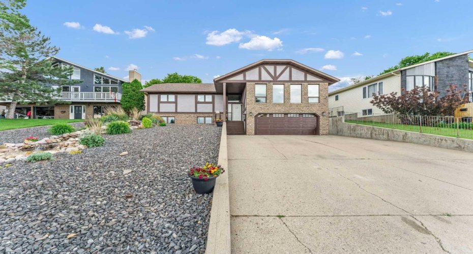 1174 16 Street, Medicine Hat, Alberta T1C1P9, 5 Bedrooms Bedrooms, ,3 BathroomsBathrooms,Residential,For Sale,16,A2323117