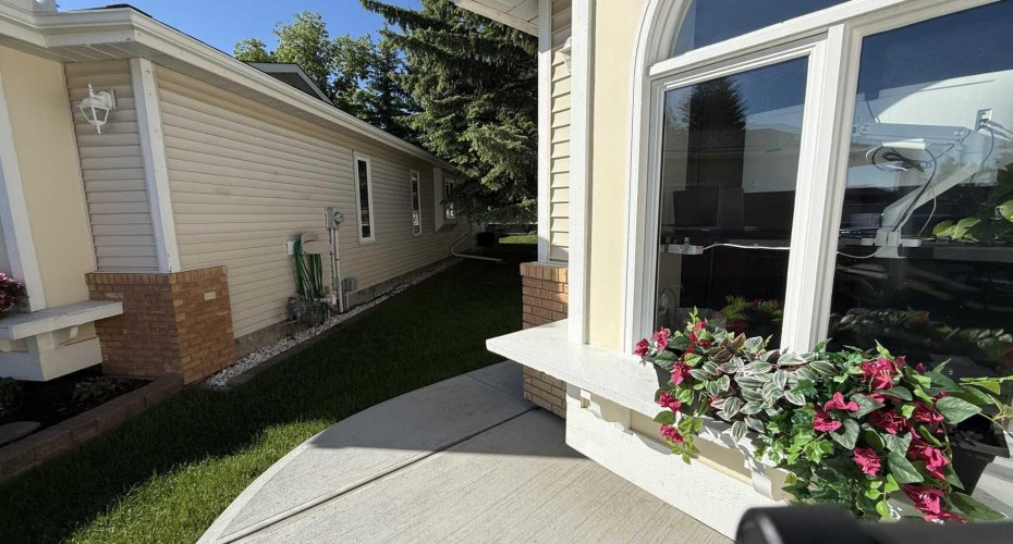 131 Shawnee Manor, Calgary, Alberta T2Y1W7, 3 Bedrooms Bedrooms, ,3 BathroomsBathrooms,Residential,For Sale,Shawnee,A2323151