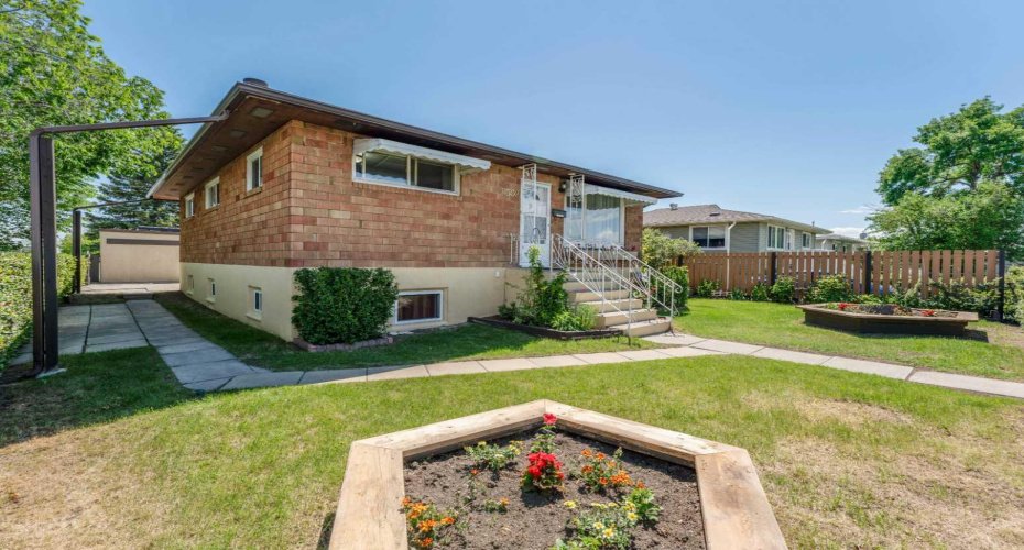 1502 40 Street, Calgary, Alberta T2A 1K2, 5 Bedrooms Bedrooms, ,2 BathroomsBathrooms,Residential,For Sale,40,A2323322