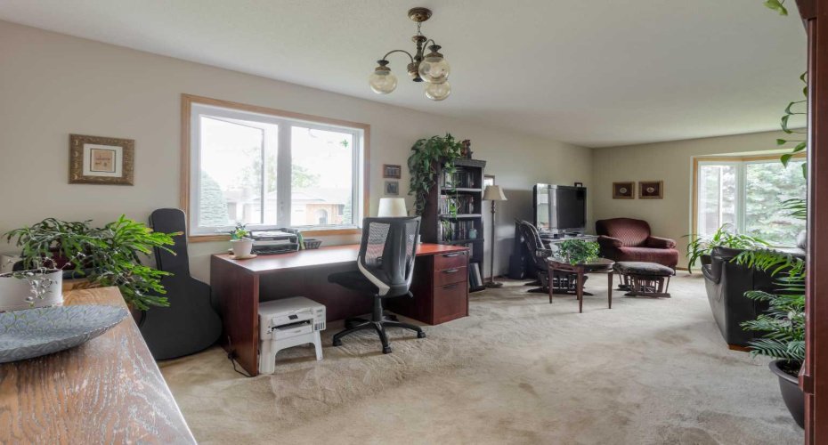 94 Elm Crescent, Lethbridge, Alberta T1K 4X1, 5 Bedrooms Bedrooms, ,3 BathroomsBathrooms,Residential,For Sale,Elm,A2316871
