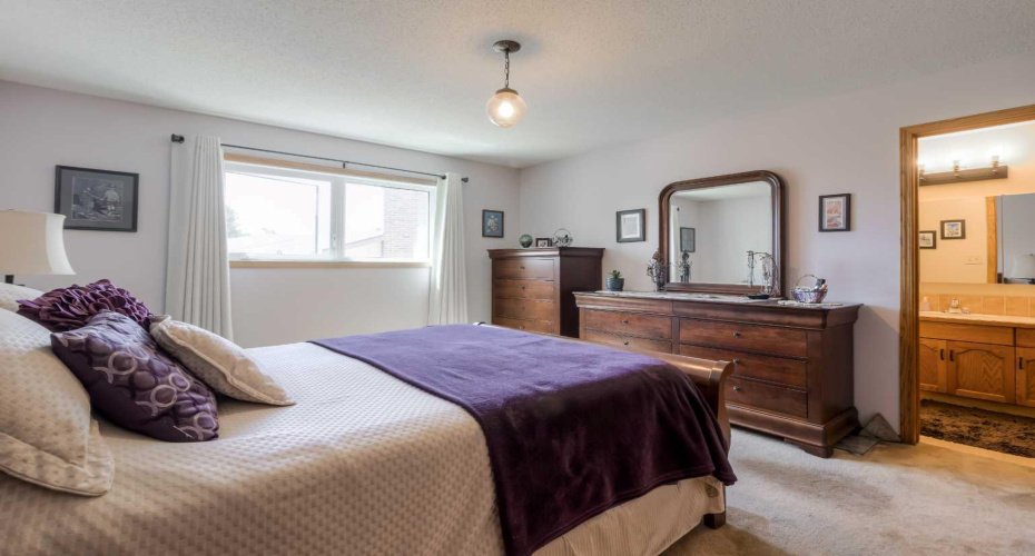 94 Elm Crescent, Lethbridge, Alberta T1K 4X1, 5 Bedrooms Bedrooms, ,3 BathroomsBathrooms,Residential,For Sale,Elm,A2316871