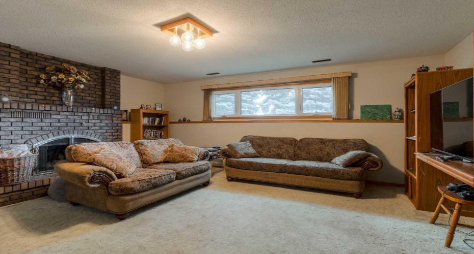 94 Elm Crescent, Lethbridge, Alberta T1K 4X1, 5 Bedrooms Bedrooms, ,3 BathroomsBathrooms,Residential,For Sale,Elm,A2316871
