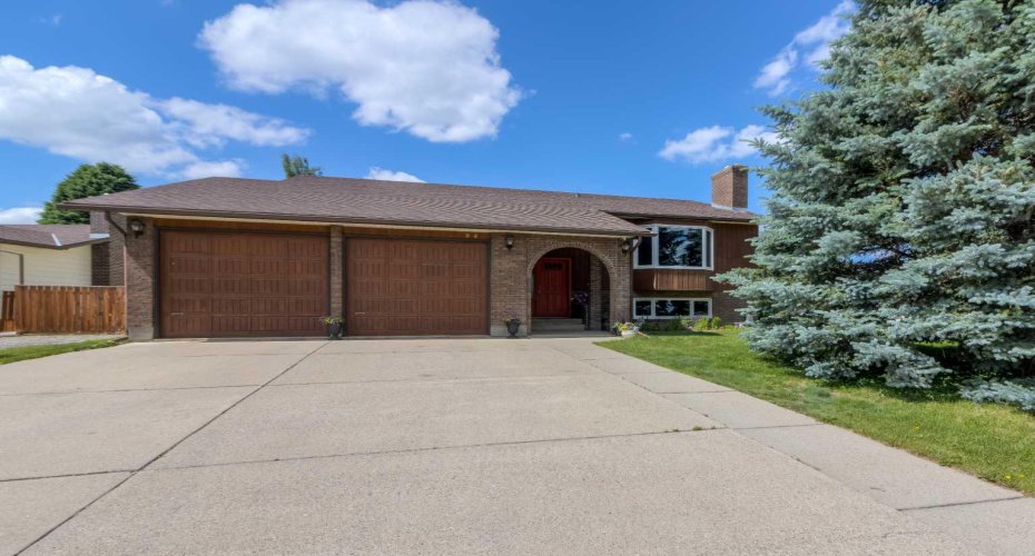 94 Elm Crescent, Lethbridge, Alberta T1K 4X1, 5 Bedrooms Bedrooms, ,3 BathroomsBathrooms,Residential,For Sale,Elm,A2316871