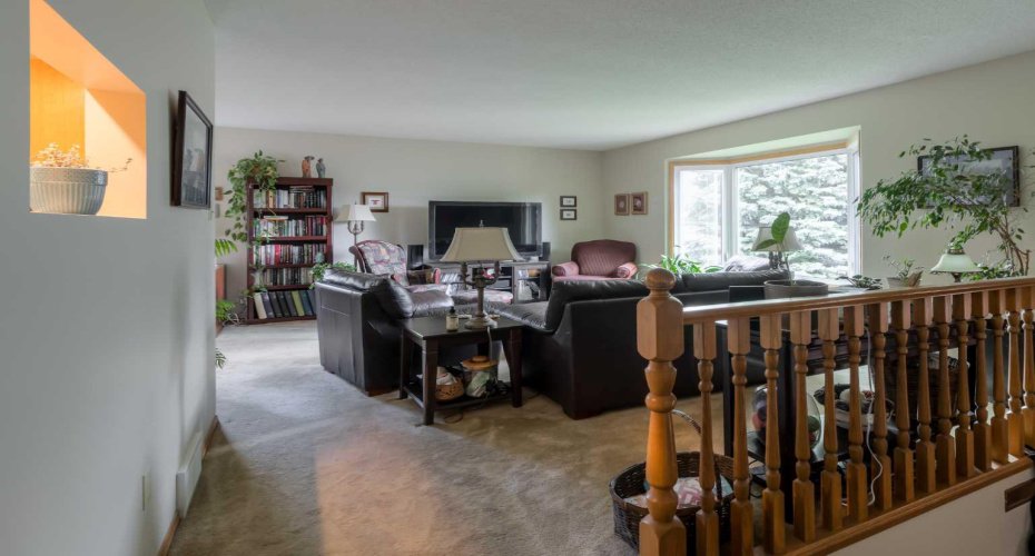 94 Elm Crescent, Lethbridge, Alberta T1K 4X1, 5 Bedrooms Bedrooms, ,3 BathroomsBathrooms,Residential,For Sale,Elm,A2316871