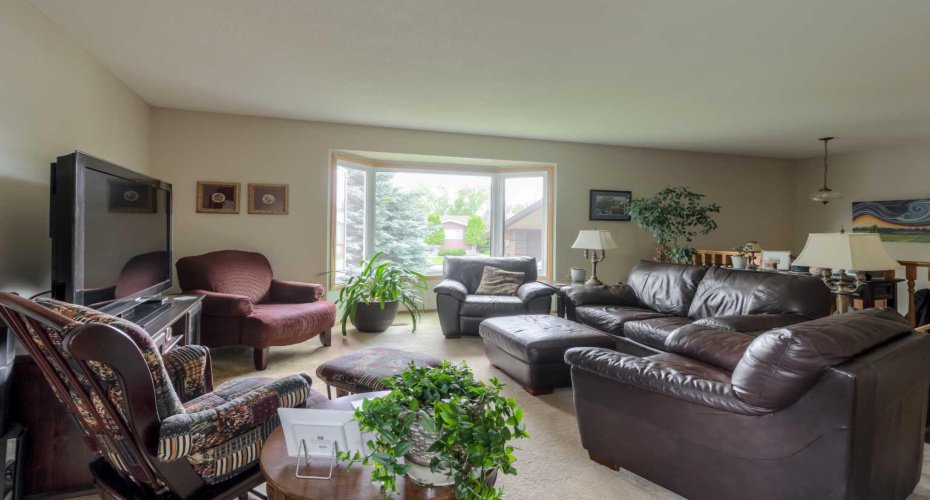 94 Elm Crescent, Lethbridge, Alberta T1K 4X1, 5 Bedrooms Bedrooms, ,3 BathroomsBathrooms,Residential,For Sale,Elm,A2316871
