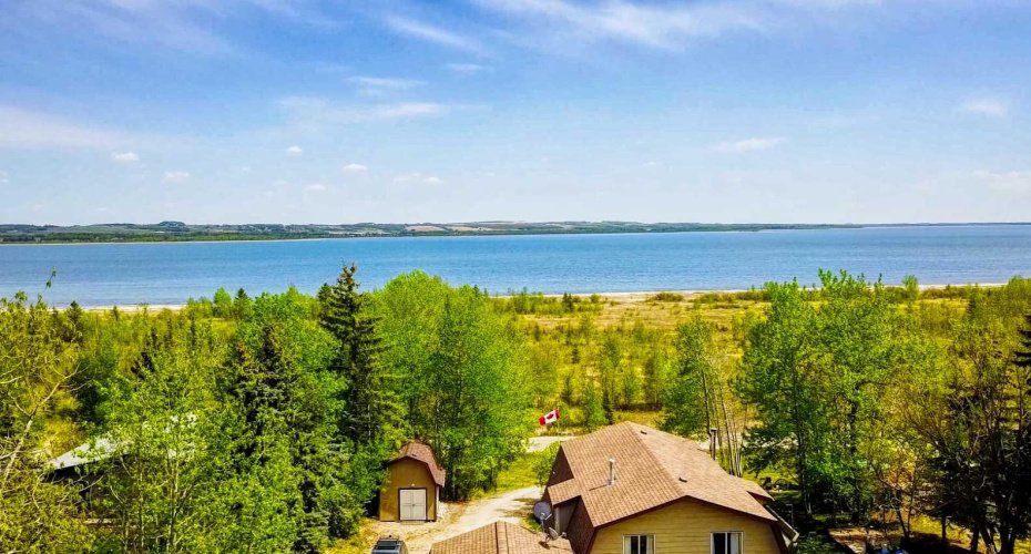 20 Lakeshore Drive, Rural Ponoka County, Alberta T0C 2J0, 3 Bedrooms Bedrooms, ,2 BathroomsBathrooms,Residential,For Sale,Lakeshore,A2316951