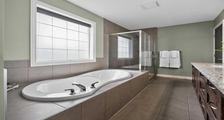 193 Kinniburgh Way, Chestermere, Alberta T1X 0R8, 5 Bedrooms Bedrooms, ,4 BathroomsBathrooms,Residential,For Sale,Kinniburgh,A2321879
