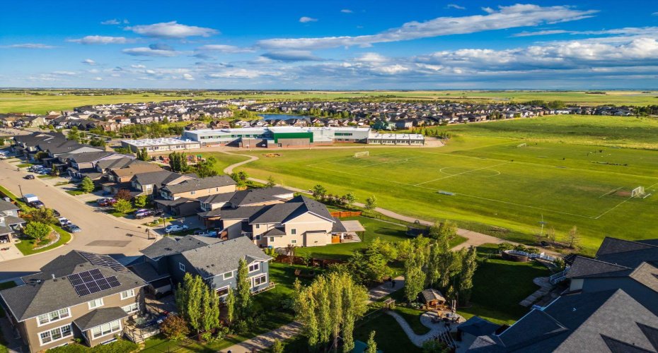 193 Kinniburgh Way, Chestermere, Alberta T1X 0R8, 5 Bedrooms Bedrooms, ,4 BathroomsBathrooms,Residential,For Sale,Kinniburgh,A2321879