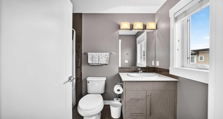 111 Rainbow Falls Gate, Chestermere, Alberta T1X 0Z5, 3 Bedrooms Bedrooms, ,3 BathroomsBathrooms,Residential,For Sale,Rainbow Falls,A2323260