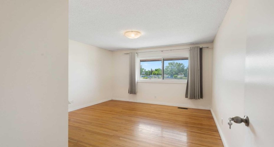 1305 Glenmore Trail, Calgary, Alberta T2V 4Y8, 2 Bedrooms Bedrooms, ,2 BathroomsBathrooms,Residential,For Sale,Glenmore,A2323811