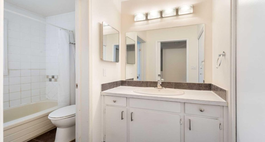 1305 Glenmore Trail, Calgary, Alberta T2V 4Y8, 2 Bedrooms Bedrooms, ,2 BathroomsBathrooms,Residential,For Sale,Glenmore,A2323811