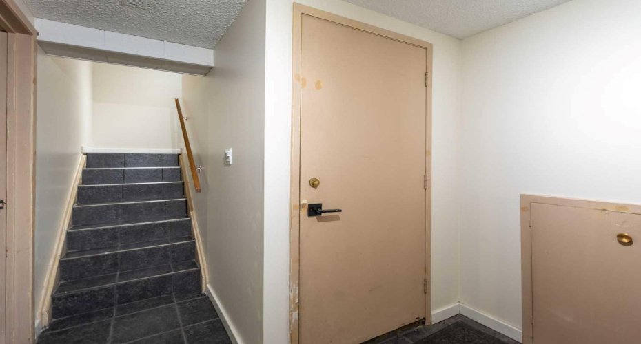 1305 Glenmore Trail, Calgary, Alberta T2V 4Y8, 2 Bedrooms Bedrooms, ,2 BathroomsBathrooms,Residential,For Sale,Glenmore,A2323811