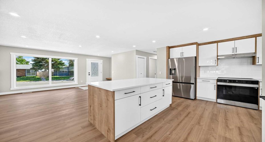 704 Malvern Drive, Calgary, Alberta T2A 6B7, 5 Bedrooms Bedrooms, ,3 BathroomsBathrooms,Residential,For Sale,Malvern,A2323830