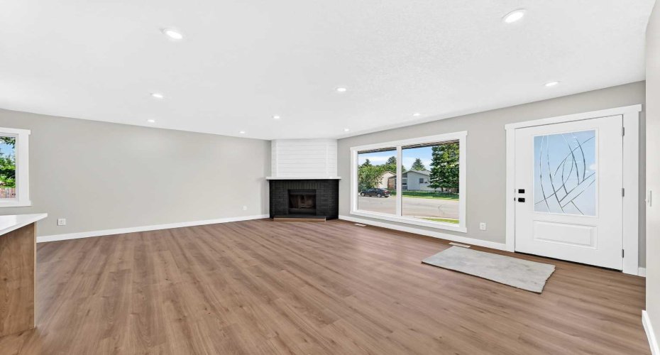 704 Malvern Drive, Calgary, Alberta T2A 6B7, 5 Bedrooms Bedrooms, ,3 BathroomsBathrooms,Residential,For Sale,Malvern,A2323830